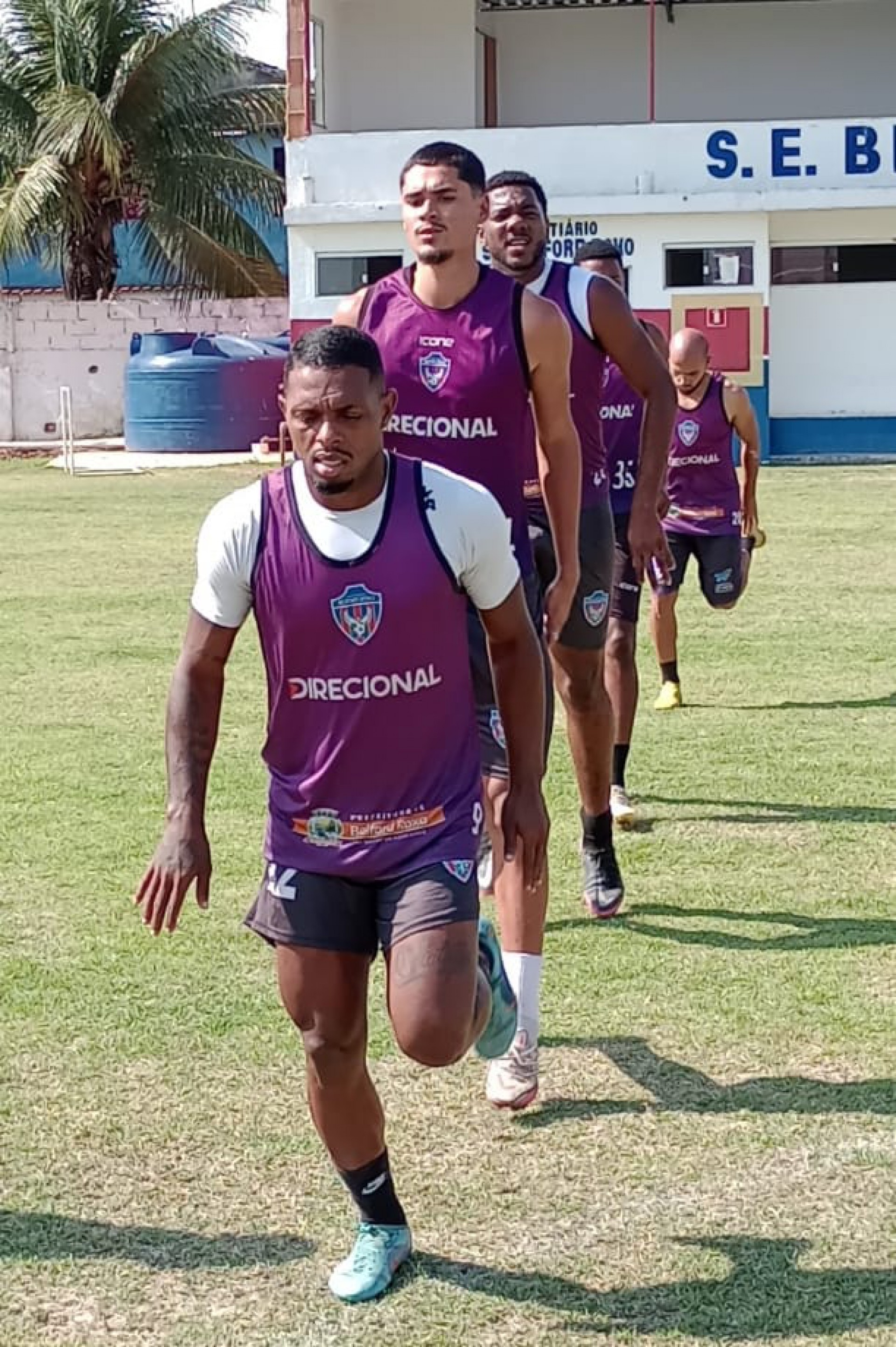 Realizando treino, no Est&aacute;dio N&eacute;lio Gomes, os jogadores Marcos Felipe (na frente), Magr&atilde;o, Felipe Augusto