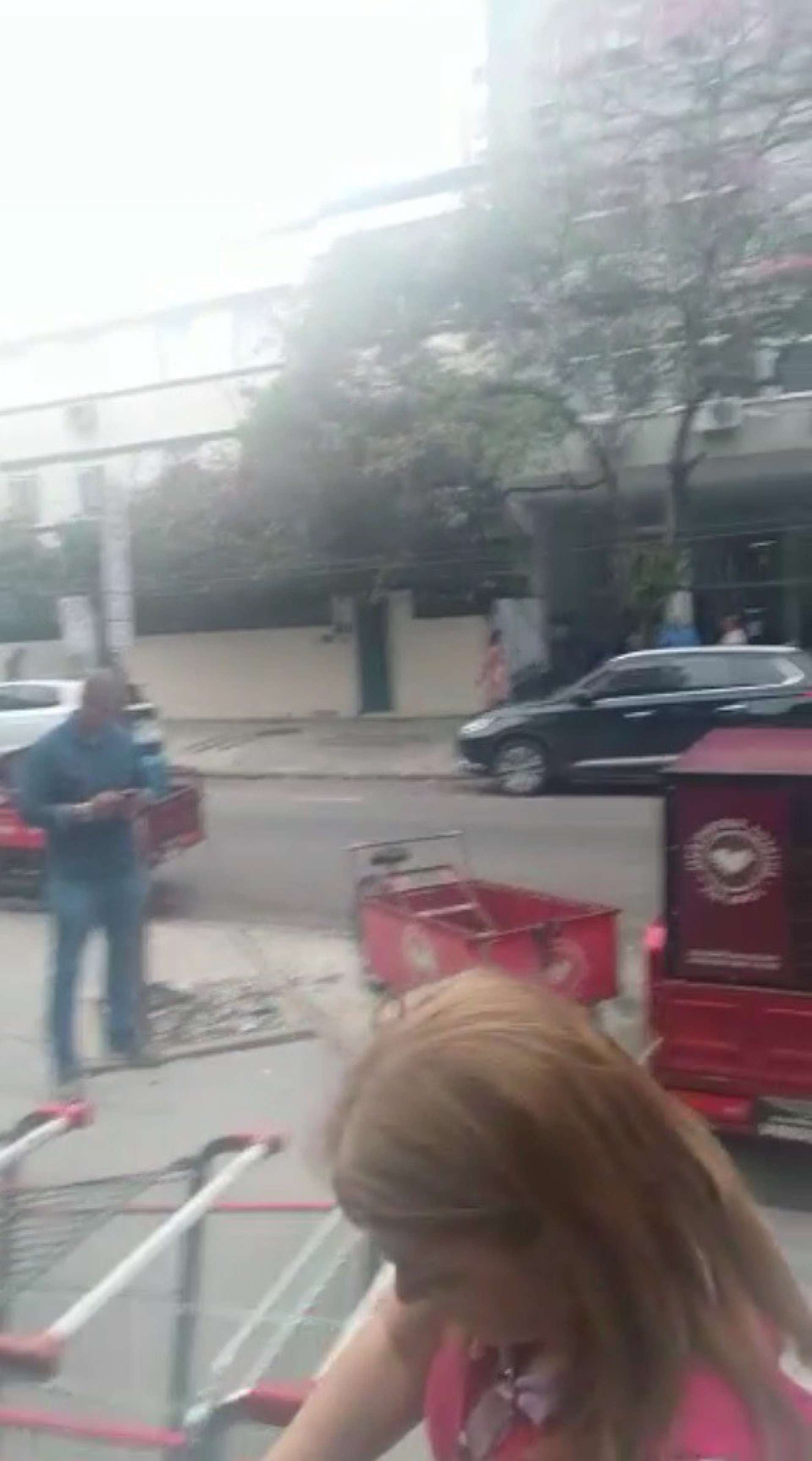 O banc&aacute;rio questiona abordagem de homem de roupa jeans