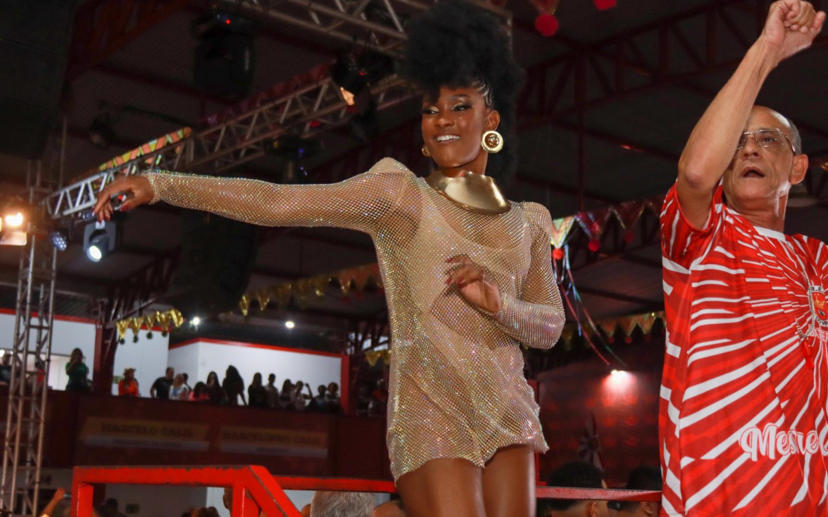 Erika Januza caiu no samba em evento na quadra da Viradouro, neste s&aacute;bado