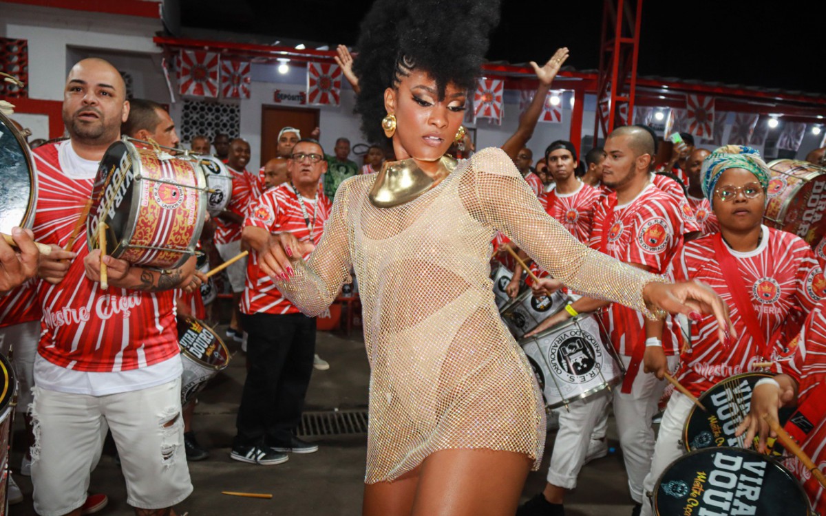 Erika Januza caiu no samba na feijoada da Viradouro, neste sábado - Thiago Mattos/Ag. News