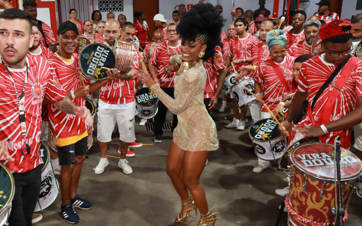 Erika Januza caiu no samba em evento na quadra da Viradouro, neste s&aacute;bado