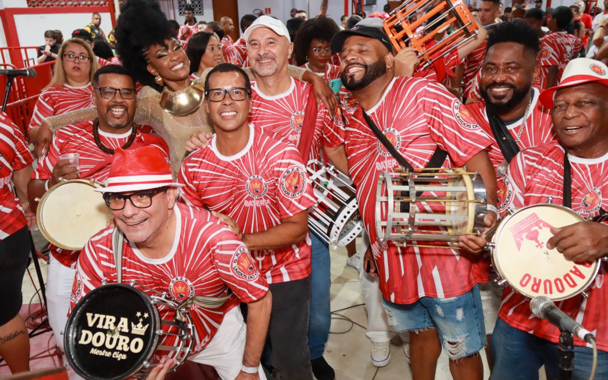 Erika Januza com membros da bateria da Viradouro, a Furac&atilde;o Vermelho e Branco