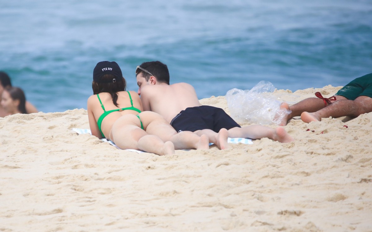 Jade Picon aproveitou o dia de sol para ir &agrave; praia com amigo, neste domingo