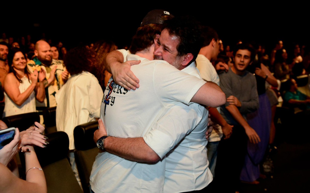 Murilo Ben&iacute;cio abra&ccedil;ou o filho, Pietro, ao ser aplaudido ap&oacute;s a estreia de 'Per&oacute;la'