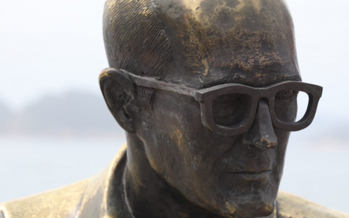 &Oacute;culos da est&aacute;tua do poeta Carlos Drummond de Andrade na praia de Copacabana s&atilde;o recolocados ap&oacute;s serem roubados diversas vezes