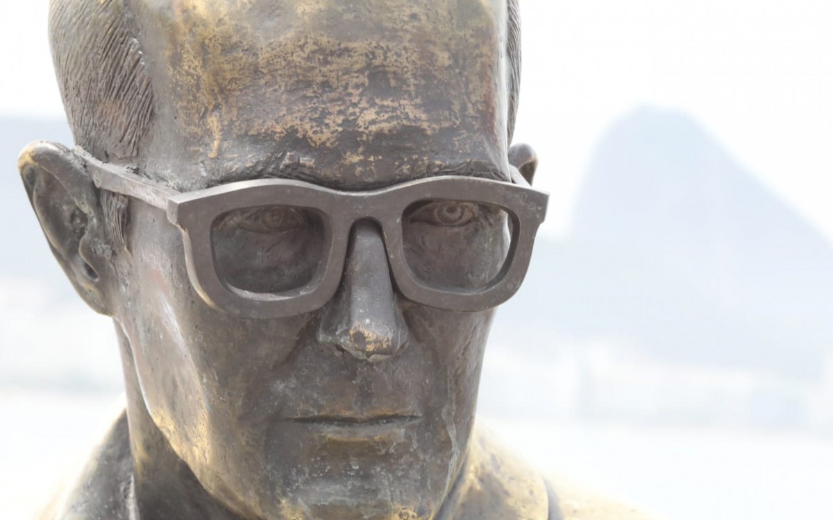 A escultura de bronze recebeu novos óculos após os últimos terem sido furtados em abril deste ano - Pedro Ivo / Agência O Dia