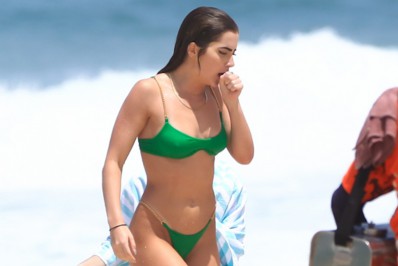 Jade Picon se refresca em dia de sol na praia da Barra