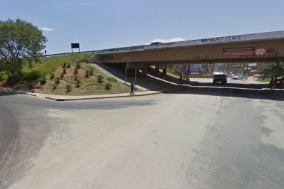 Homem vítima de espancamento é socorrido por bombeiros às margens da Niterói-Manilha