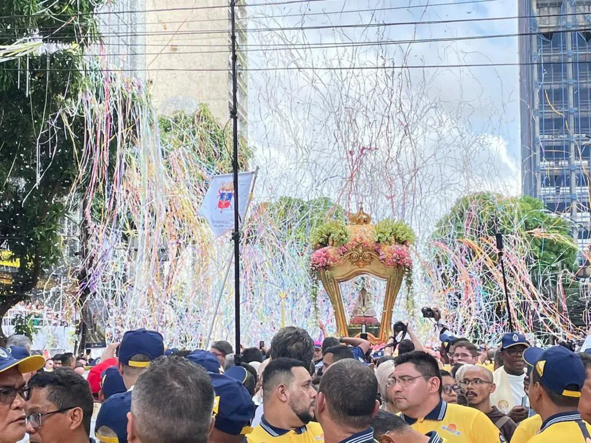 Berlinda é envolta por fitas jogadas por fiéis - Divulgação/ Ascom da Festa de Nazaré/ Rosana Pinto