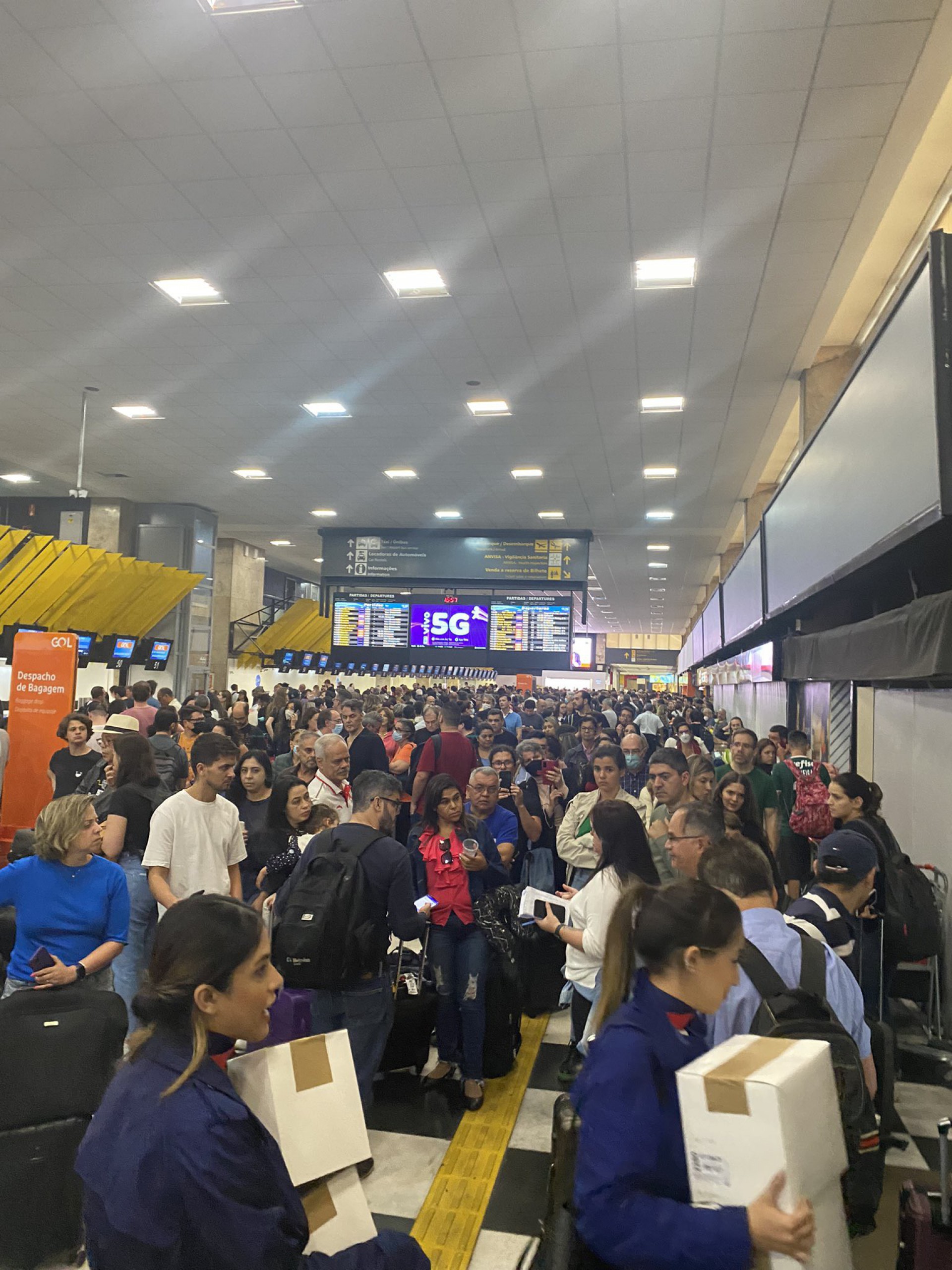Superlotação no saguão do aeroporto de Congonhas após interdição da pista e cancelamento dos voos  - Reprodução/Twitter