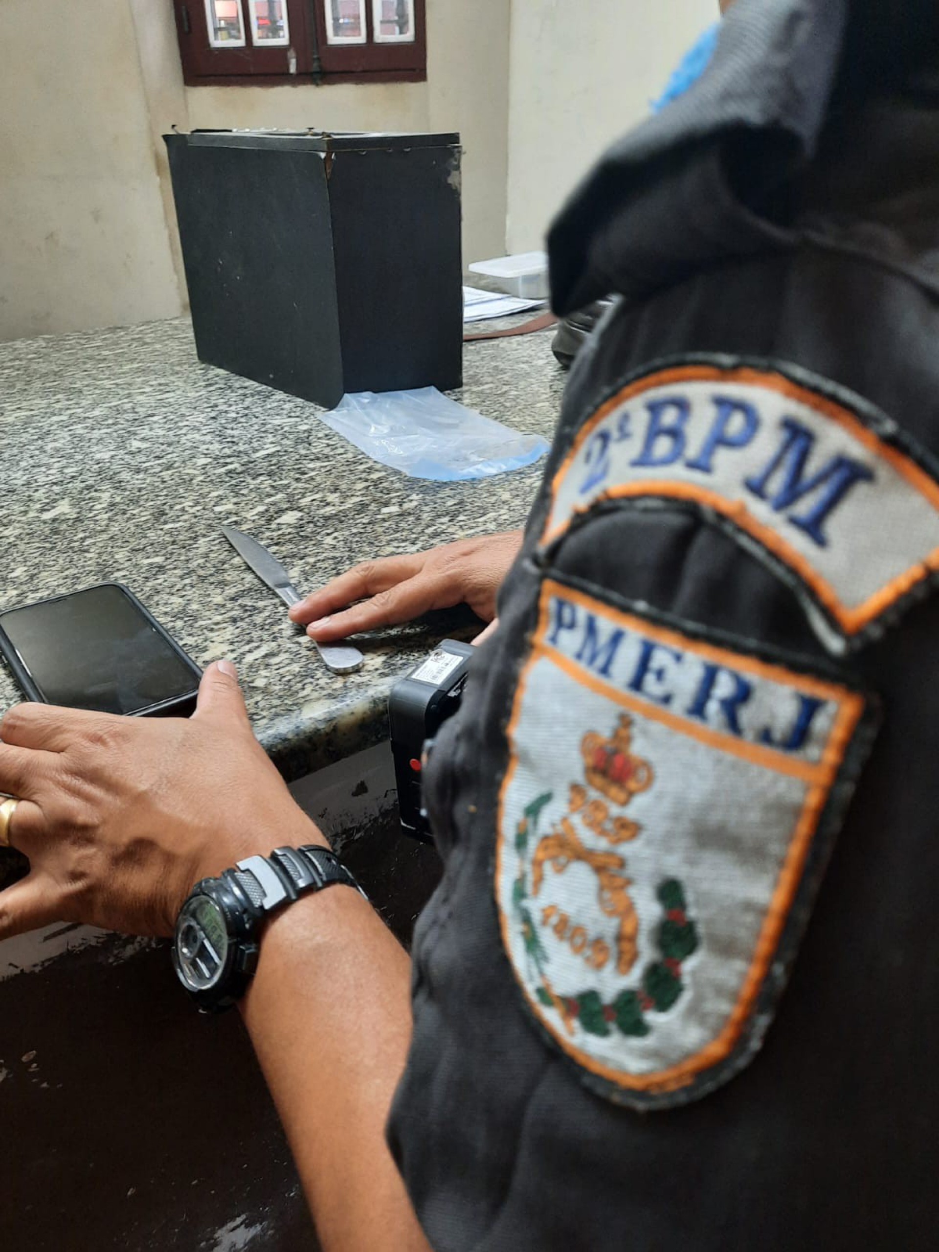 Com o suspeito foram apreendidos uma faca e o celular da v&iacute;tima