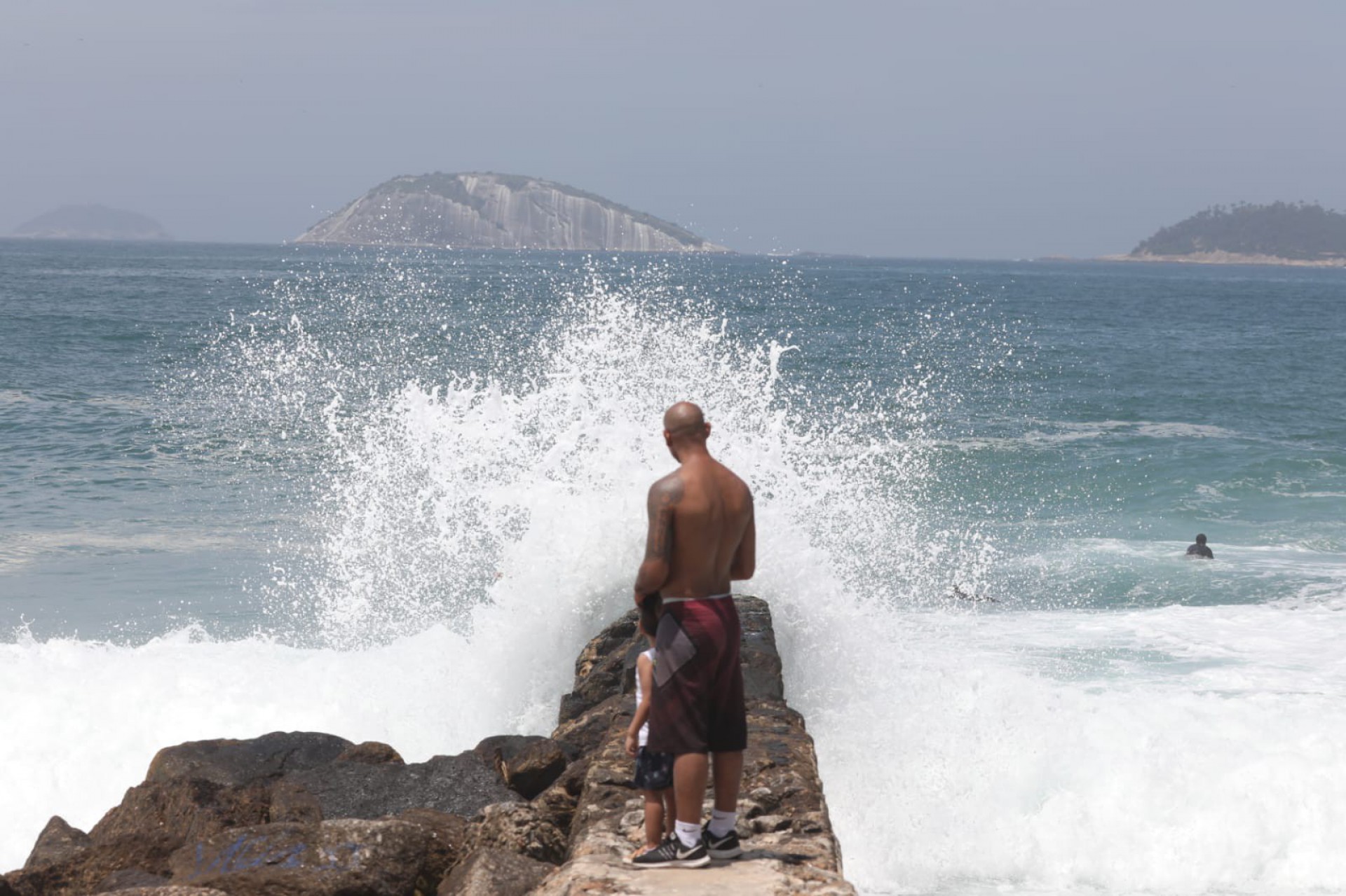 Tempo aberto na manh&atilde; de domingo (9) levou cariocas &agrave; Praia do Leblon, na Zona Sul  - Pedro Ivo / Ag&ecirc;ncia O Dia