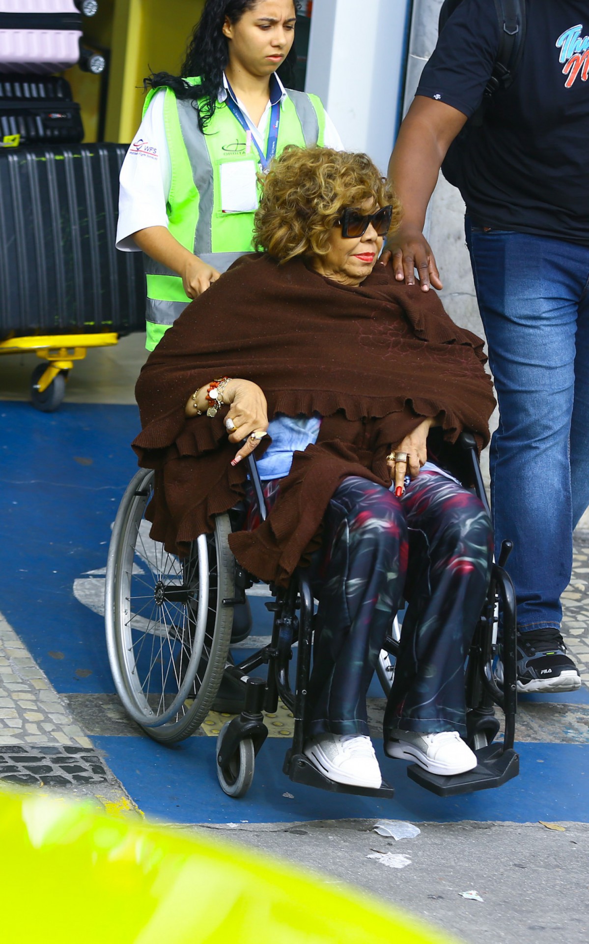 Alcione desembarca de cadeira de rodas em aeroporto do Rio