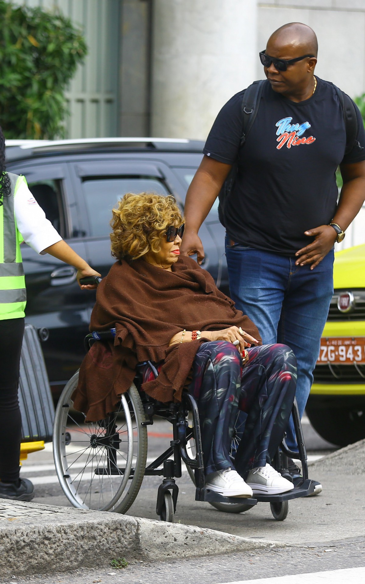 Alcione desembarca de cadeira de rodas em aeroporto do Rio