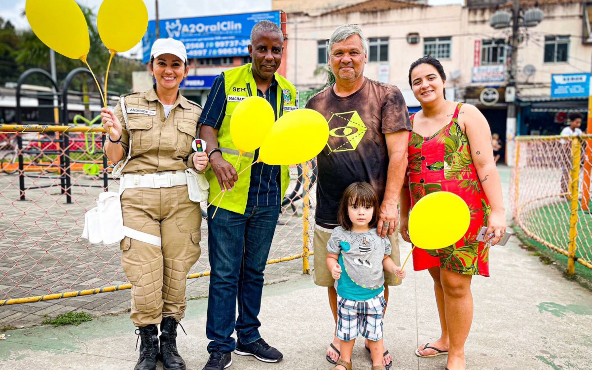 M&aacute;rcio M&aacute;rio (&agrave; direita) com a agente de tr&acirc;nsito Edilene, secret&aacute;rio Marcelo Machado, destacou a import&acirc;ncia do trabalho