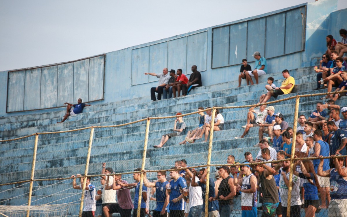 O presidente do Goytacaz, Humberto J&uacute;nior afirmou que o Rodolfo Later&ccedil;a assistiu o jogo acompanhado de tr&ecirc;s homens negros