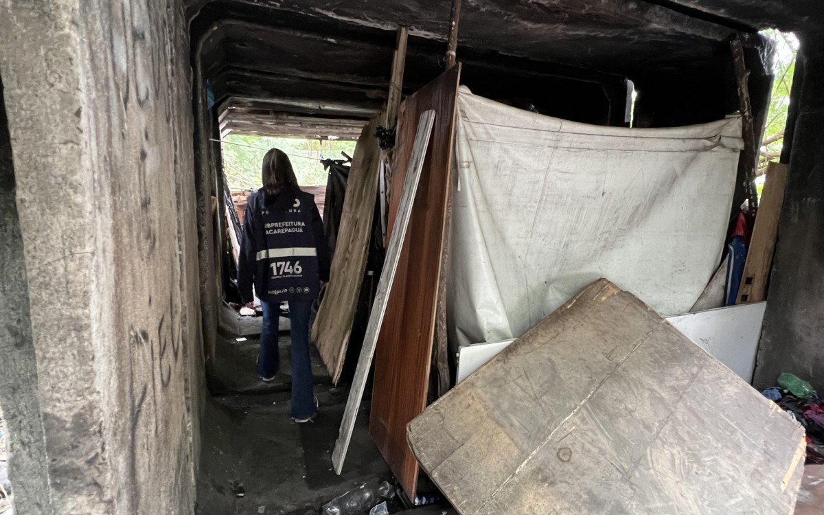 Cerca de dez barracos construídos com lona e madeira serviam de casas para dezenas de pessoas - Divulgação / Subprefeitura de Jacarepaguá