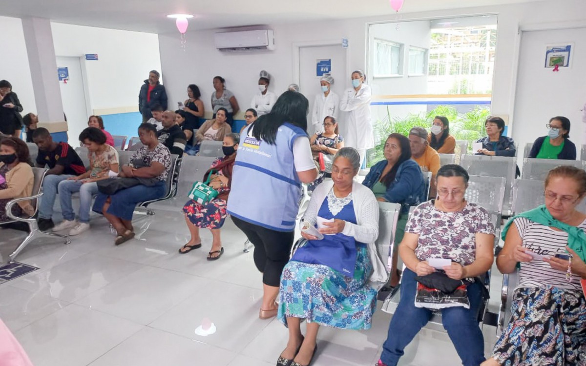 Enfermeiras da unidade promoveram um di&aacute;logo de orienta&ccedil;&atilde;o &agrave;s pacientes da sala de espera