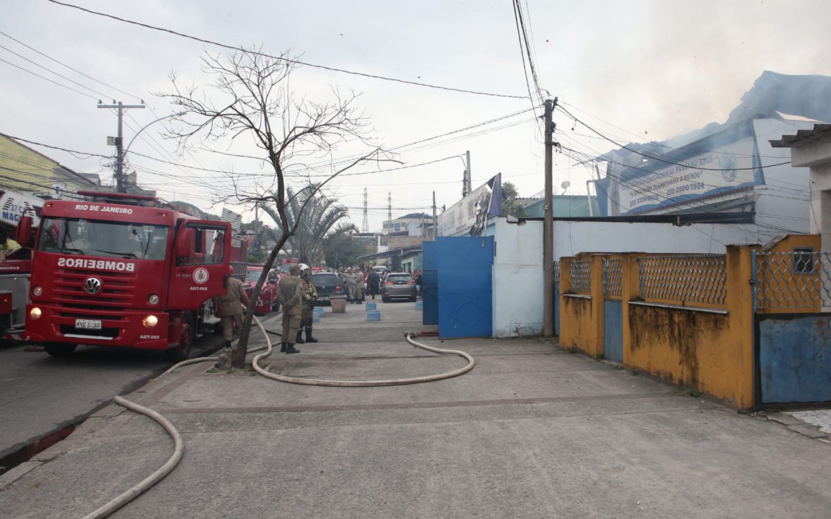 Bombeiros atuam em inc&ecirc;ndio em col&eacute;gio da Zona Norte
