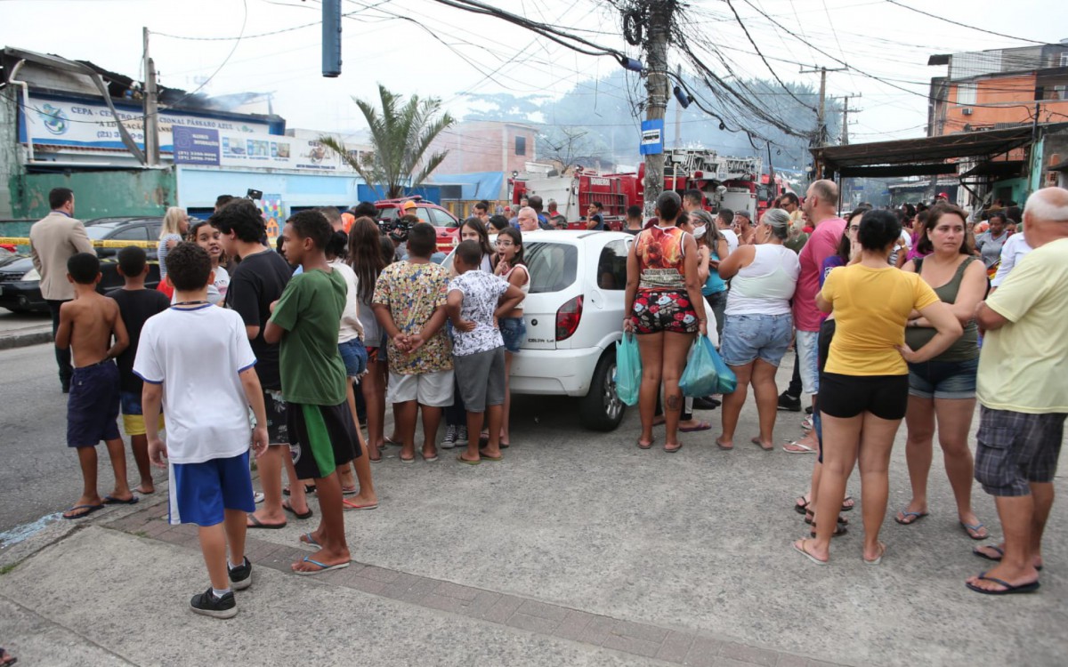 Pessoas se concentram em frente ao col&eacute;gio