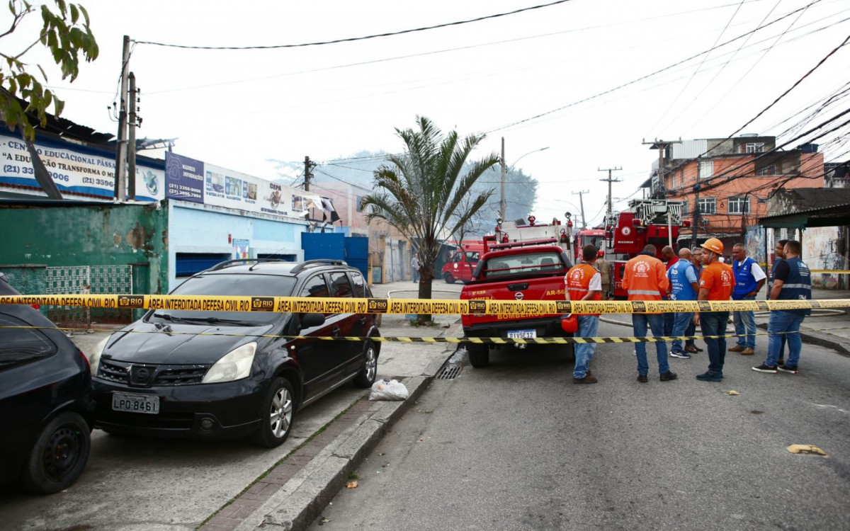 A rua em frente ao col&eacute;gio precisou ser interditada