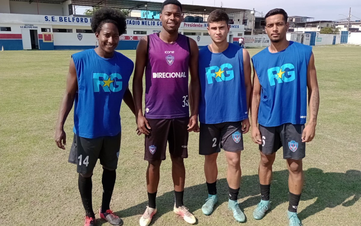 Os novos contratados durante o treino, no Est&aacute;dio N&eacute;lio Gomes, Marcos Vinicius (E), Serginho, Lipe e Brayan