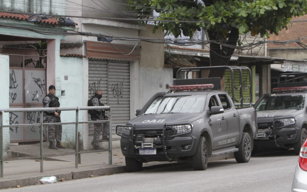 PMs se deslocam pela Rua Edgard Werneck durante a&ccedil;&atilde;o na Cidade de Deus - Marcos Porto/ Ag&ecirc;ncia O Dia