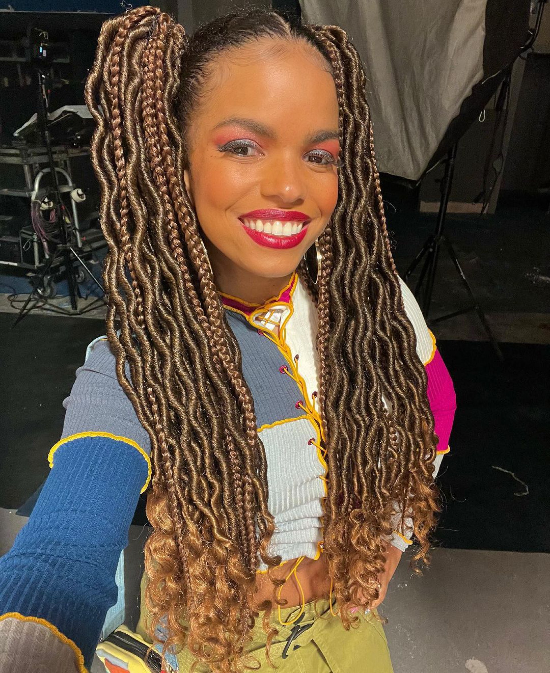 Jeniffer Nascimento caracterizada com Jéssica nos bastidores de 'Cara e Coragem' - Reprodução Internet