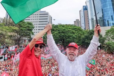 Chico Buarque participa de ato com Lula em BH: 'Amanhã vai ser outro dia'