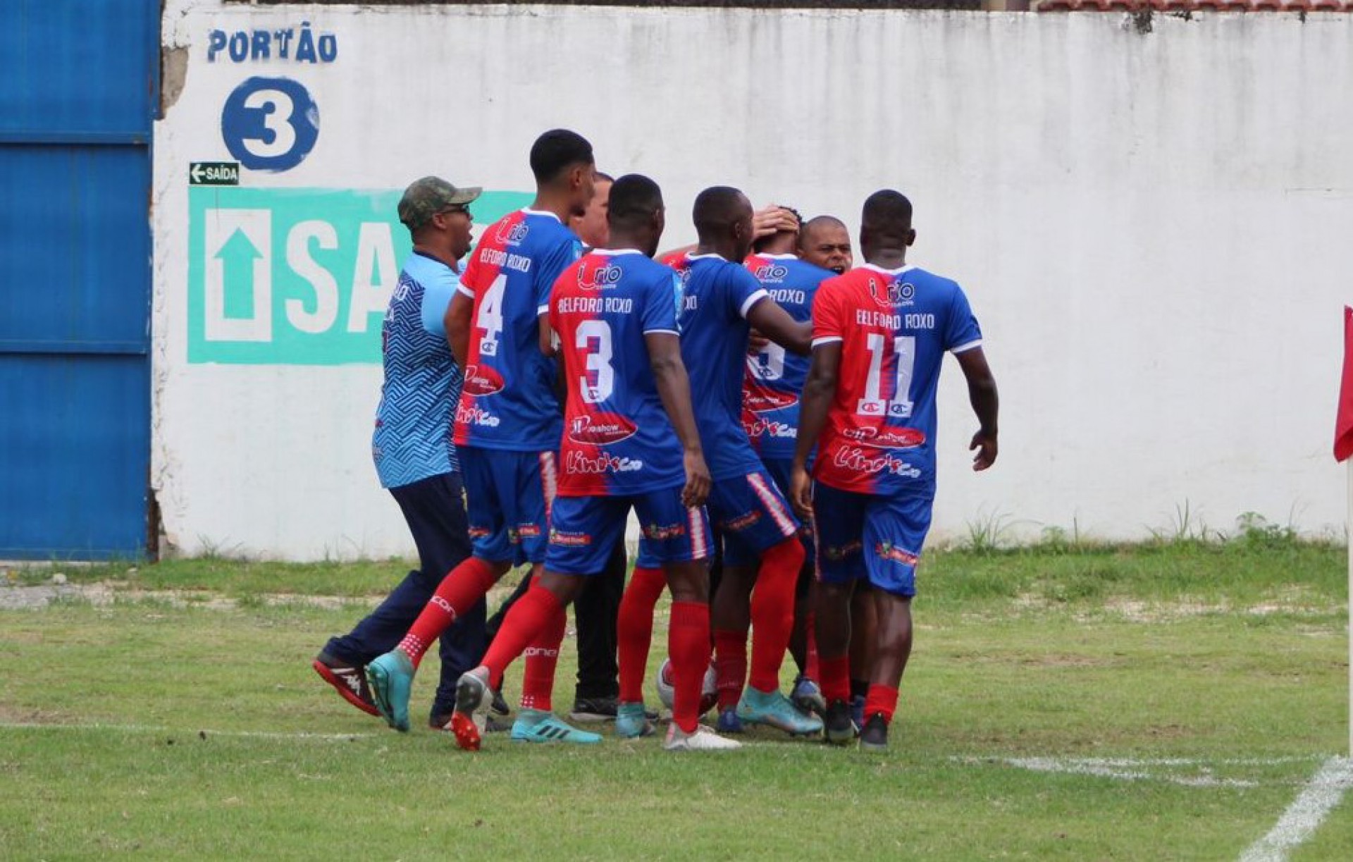 Jogadores comemoram um dos gols da SE Belford Roxo, no Est&aacute;dio N&eacute;lio Gomes - Edson VHL / SEBR