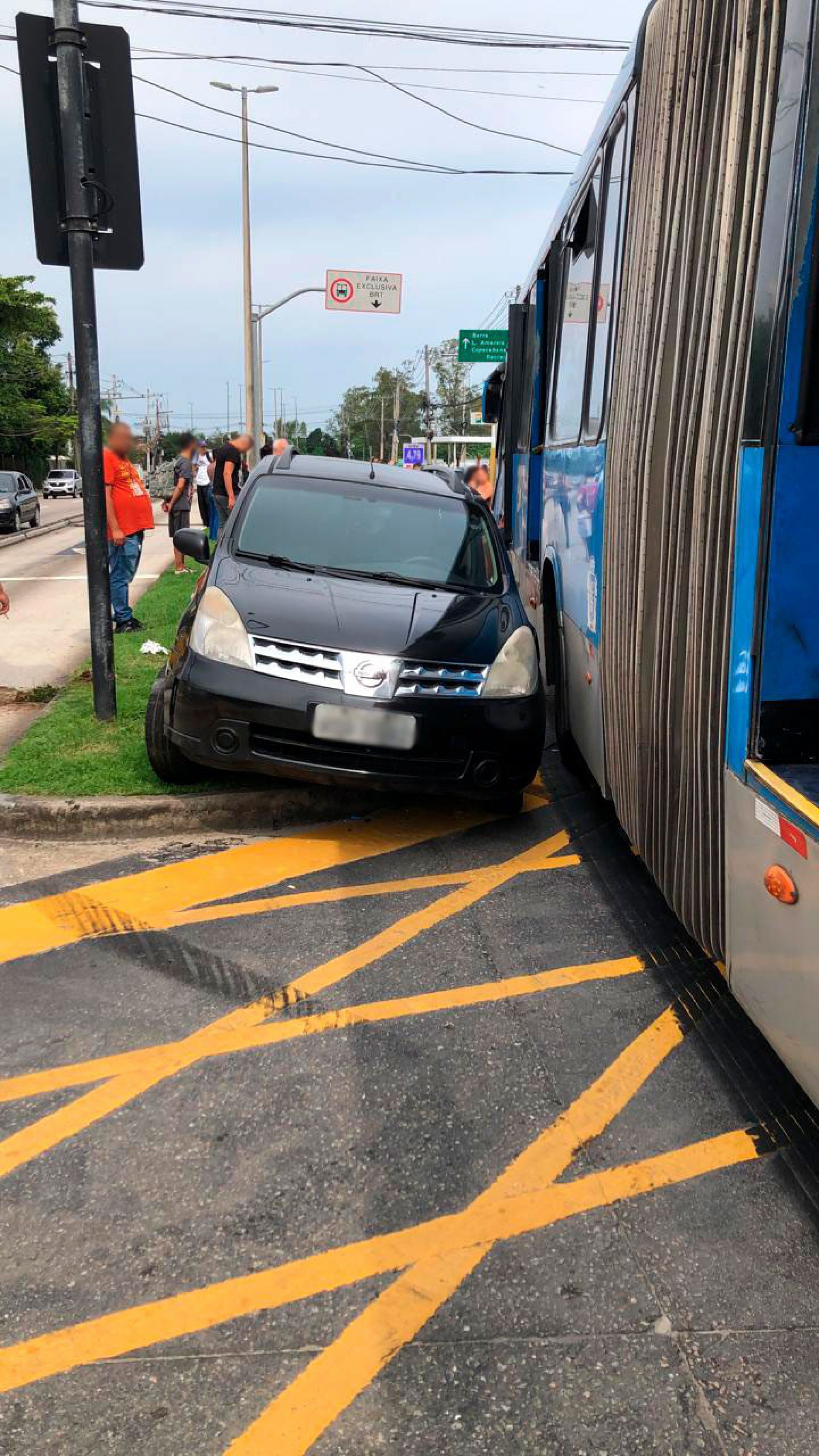 Carro colide com articulado do BRT em cruzamento - Divulgação