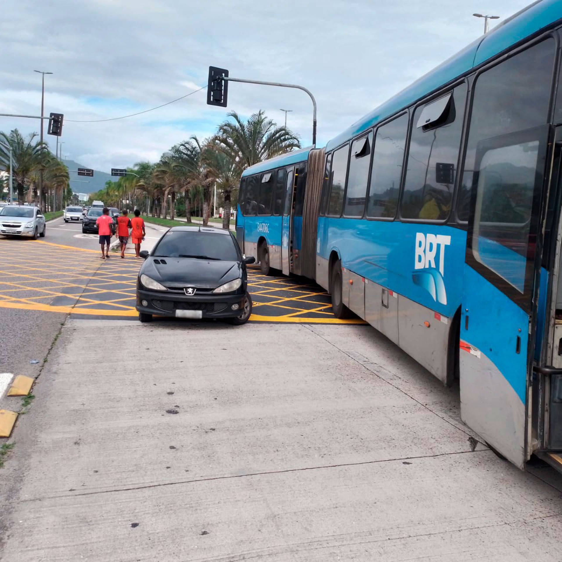 Carro colide com articulado do BRT em cruzamento - Divulgação