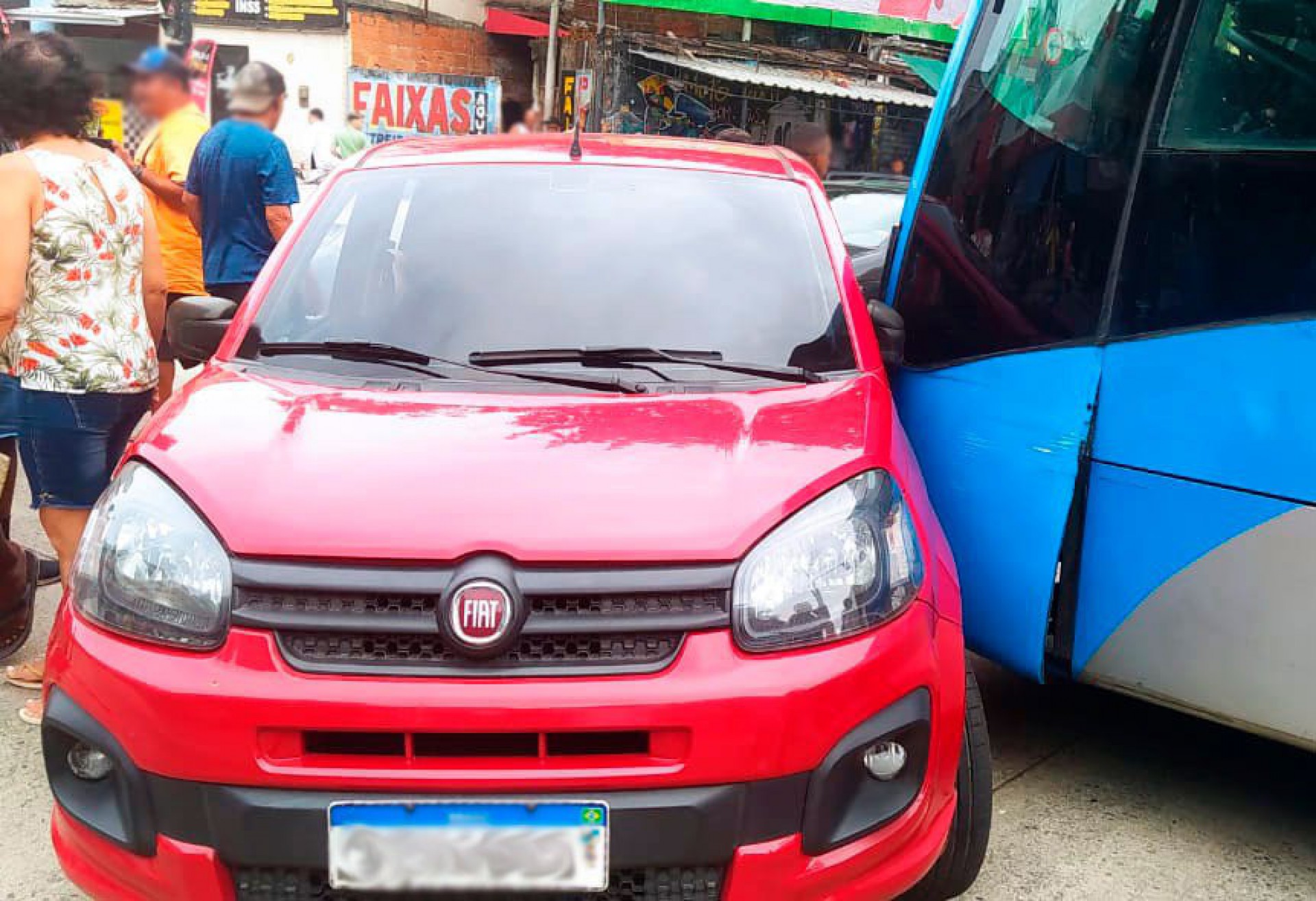 Carro colide com articulado do BRT em cruzamento - Divulgação