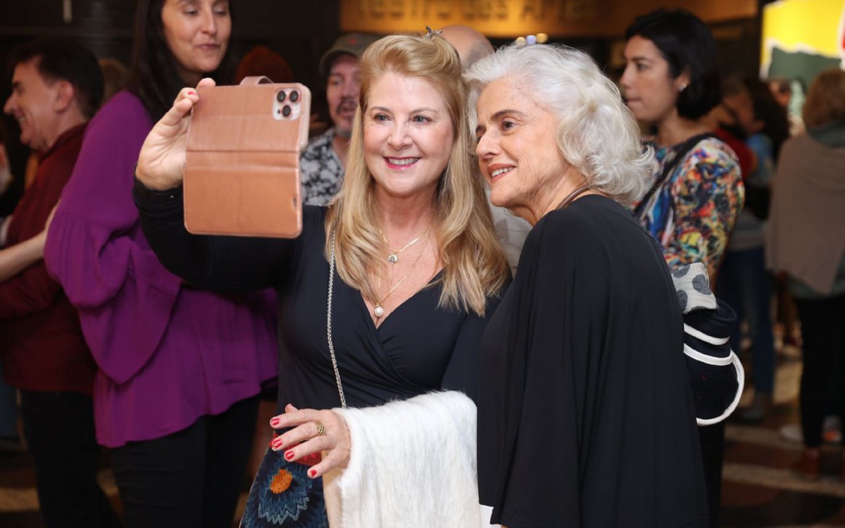 Marieta Severo posa para fotos com f&atilde;