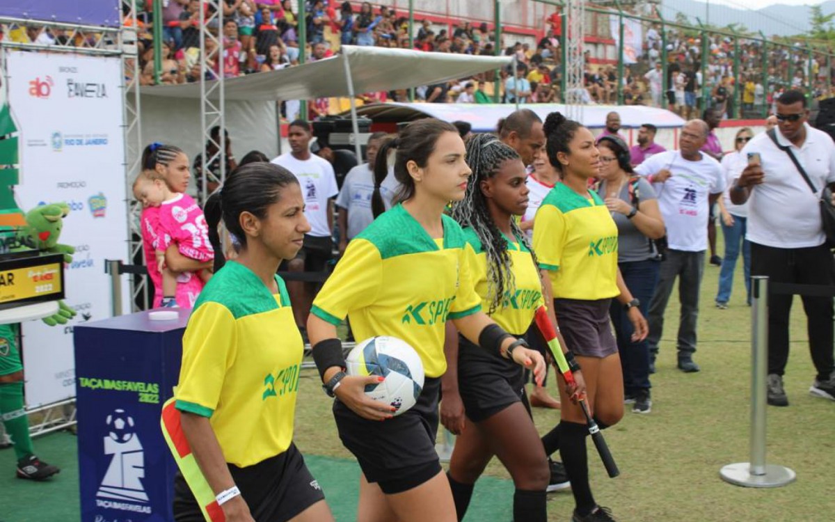 Luciana Mafra (com a bola) apitou a final. Ela d&aacute; aula na Escola Municipal Sargento Euclides Alves de Ara&uacute;jo
