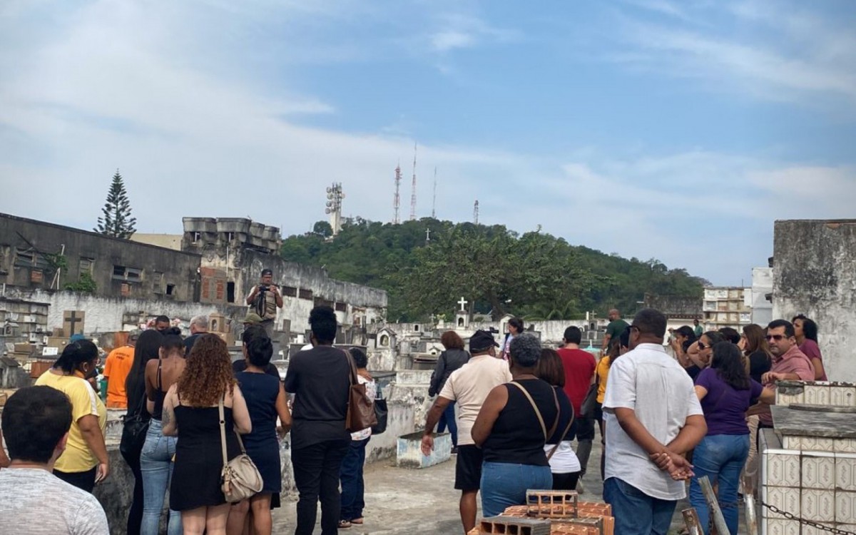 Amigos e parentes comparecem ao sepultamento do corpo de Grazielle Sampaio, morta asfixiada pelo ex-companheiro em São Gonçalo - Ana Fernanda / Agência O Dia