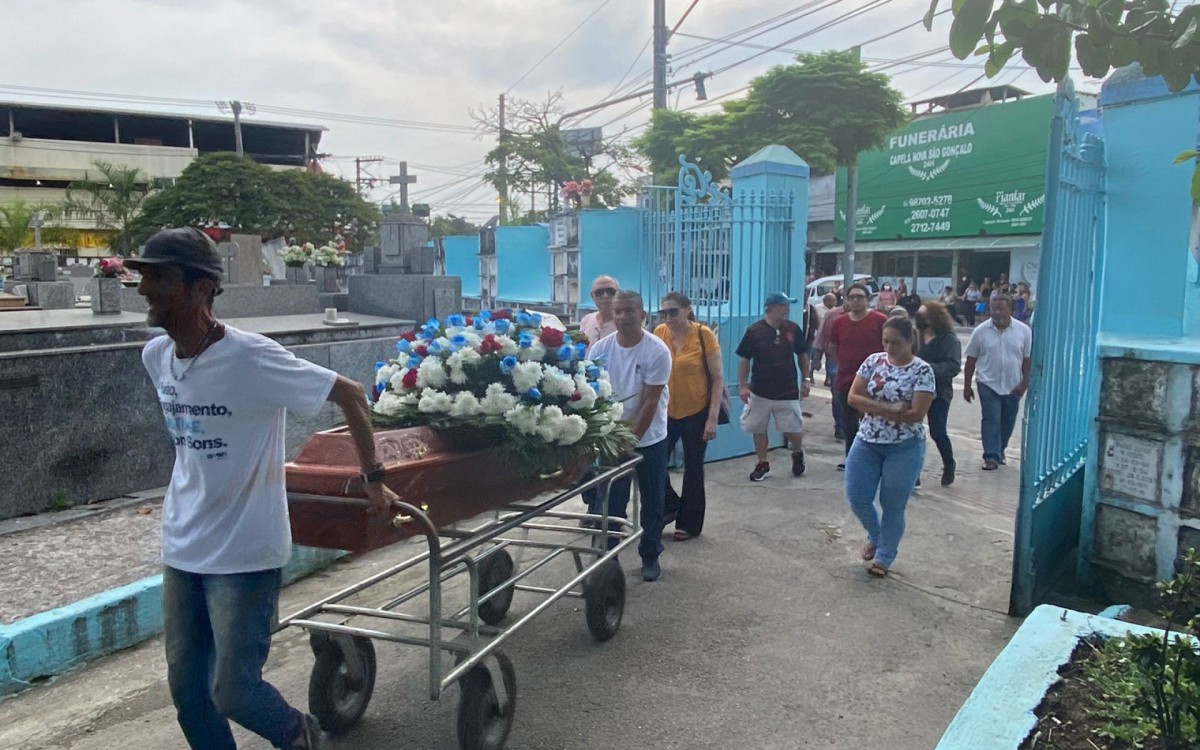 Funcionários do Cemitério Municipal de São Gonçalo empurram o caixão com o corpo de Grazielle Sampaio, morta asfixiada pelo ex-companheiro em São Gonçalo - Ana Fernanda / Agência O Dia