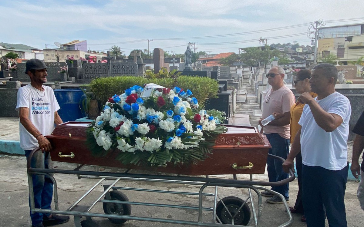 Caixão com o corpo de Grazielle Sampaio, morta asfixiada pelo ex-companheiro em São Gonçalo - Ana Fernanda / Agência O Dia