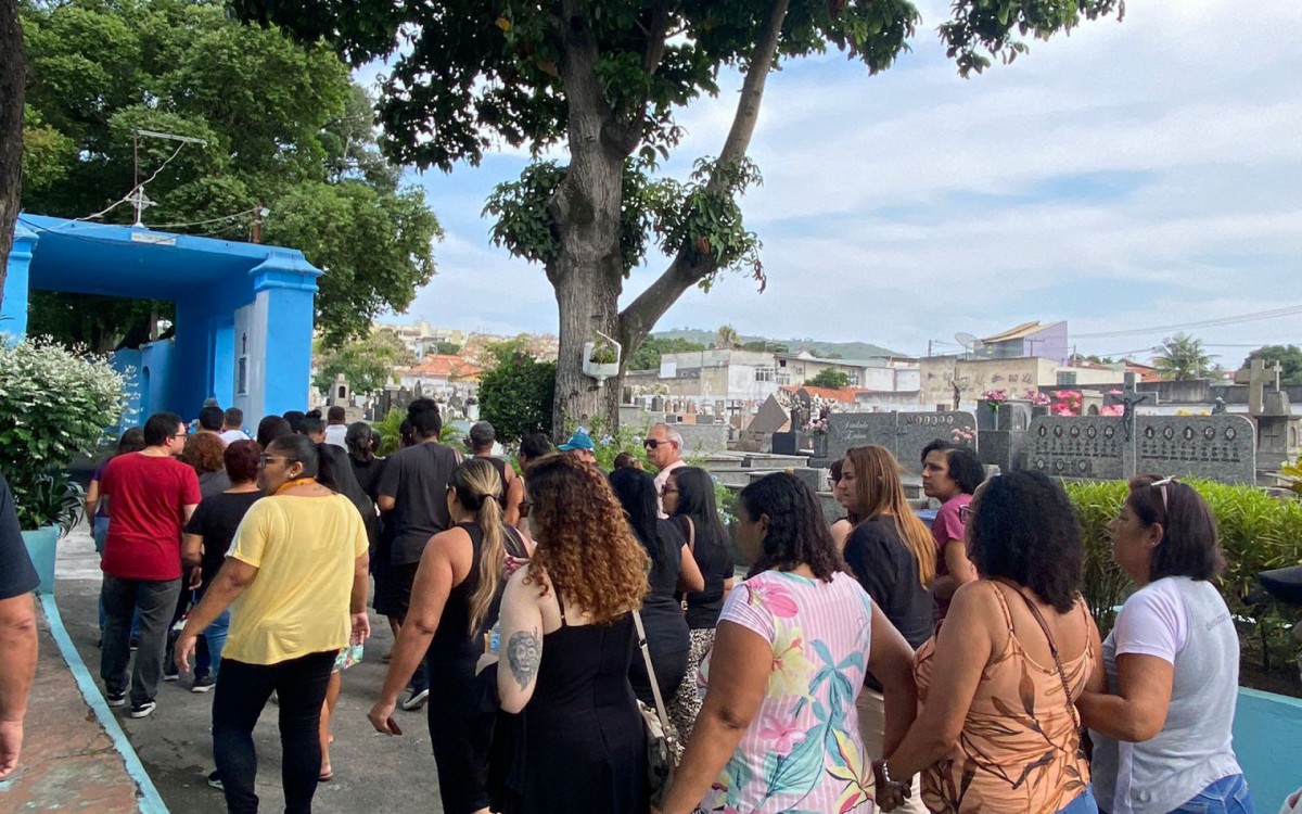 O enterro de Grazielle Sampaio, 32 anos, morta asfixiada pelo ex-companheiro em São Gonçalo contou com aproximadamente 50 pessoas - Ana Fernanda / Agência O Dia