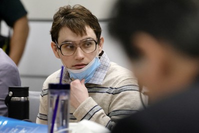 Promotoria pede pena de morte para autor de massacre em escola na Flórida