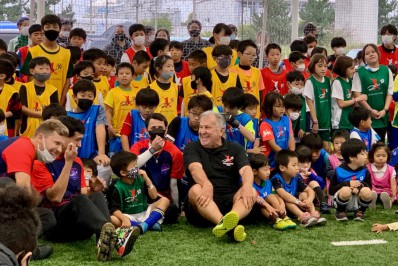 Ídolo do Flamengo, Zico inaugura escola de futebol no Japão