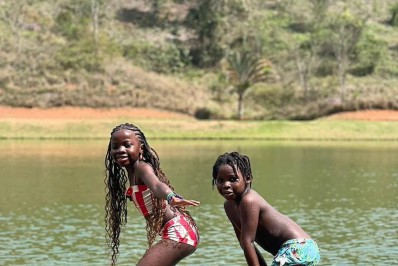 Gio Ewbank compartilhou cliques de Titi e Bless aproveitando o lago do rancho