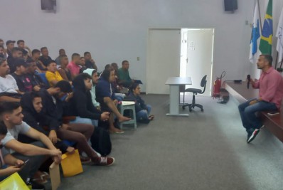 Duzentas pessoas em busca de uma das 60 vagas para cursos gratuitos de qualificação profissional, para o setor naval.