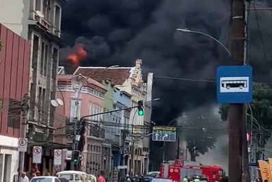 Vídeo: incêndio em imóvel no Centro do Rio interdita trânsito; bombeiros estão no local