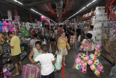 Véspera do Dia das Crianças agita movimento no Mercadão de Madureira