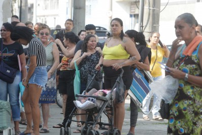 'Pago só o aluguel e fico com fome', diz mulher que tenta atualização de CadÚnico