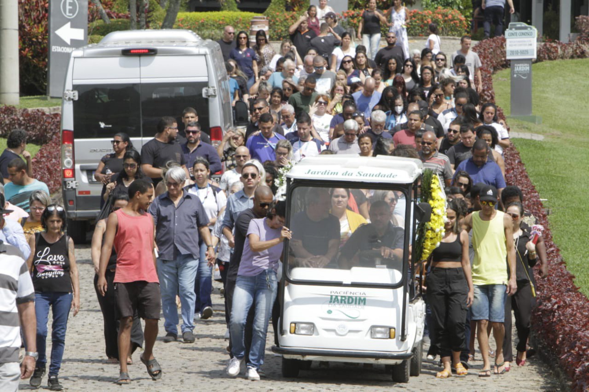 Amigos e parentes de ex-professora prim&aacute;ria Ellen Ramos, de 32 anos, morta na frente dos filhos em Bangu, participam de despedida. Enterro aconteceu no Cemit&eacute;rio Jardim da Saudade, em Paci&ecirc;ncia, Zona Oeste - Marcos Porto/Ag&ecirc;ncia O Dia