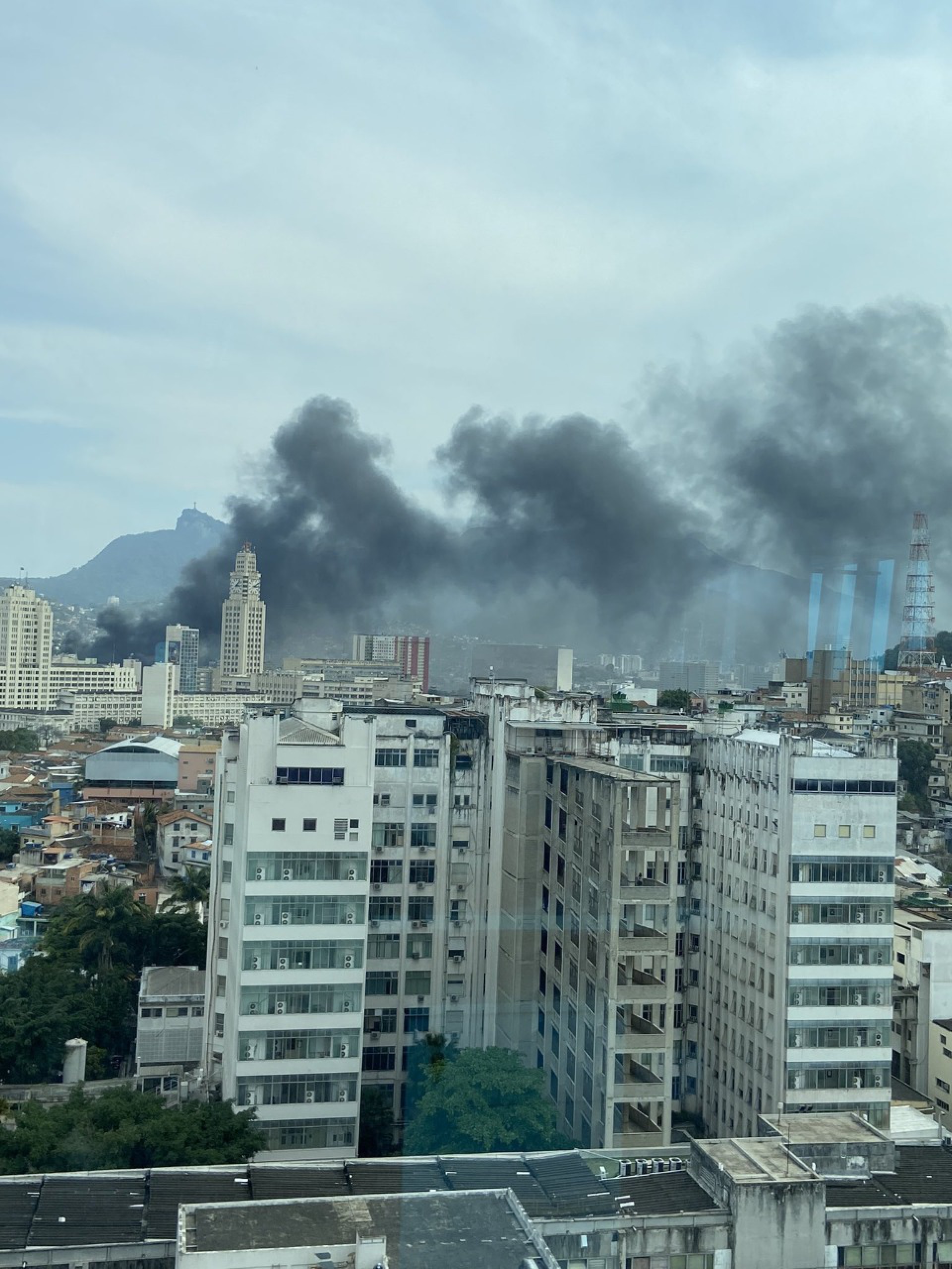 Imóvel na Rua Frei Caneca, no Centro do Rio, na tarde desta terça-feira (11) - Divulgação