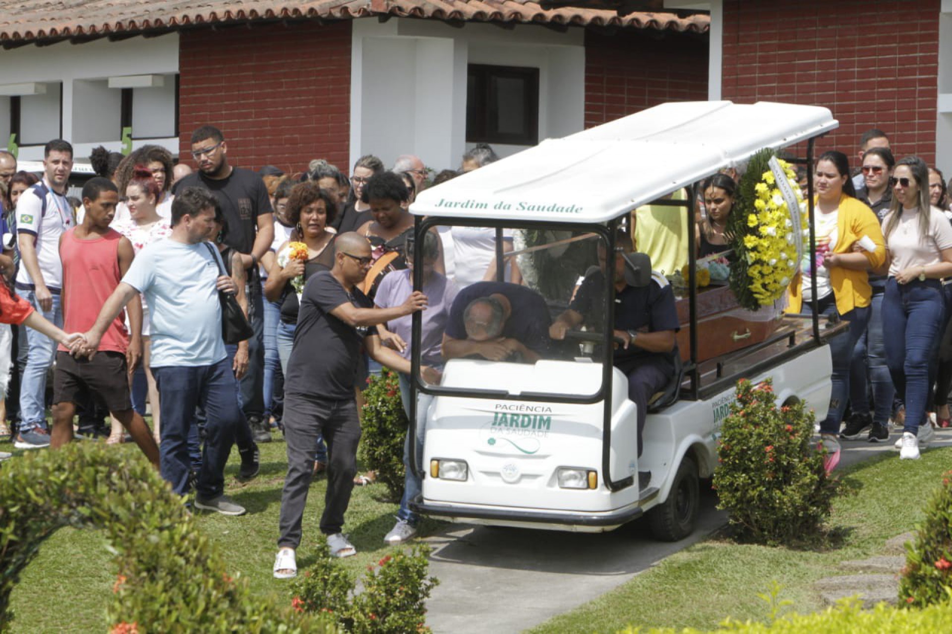 Amigos e parentes de ex-professora prim&aacute;ria Ellen Ramos, de 32 anos, morta na frente dos filhos em Bangu, participam de despedida. Enterro aconteceu no Cemit&eacute;rio Jardim da Saudade, em Paci&ecirc;ncia, Zona Oeste - Marcos Porto/Ag&ecirc;ncia O Dia