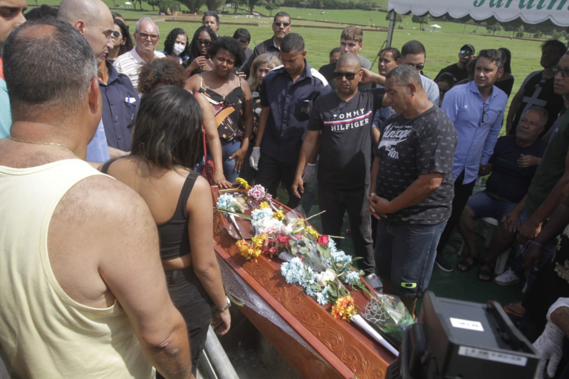 Amigos e parentes de ex-professora prim&aacute;ria Ellen Ramos, de 32 anos, morta na frente dos filhos em Bangu, participam de despedida. Enterro aconteceu no Cemit&eacute;rio Jardim da Saudade, em Paci&ecirc;ncia, Zona Oeste - Marcos Porto/Ag&ecirc;ncia O Dia